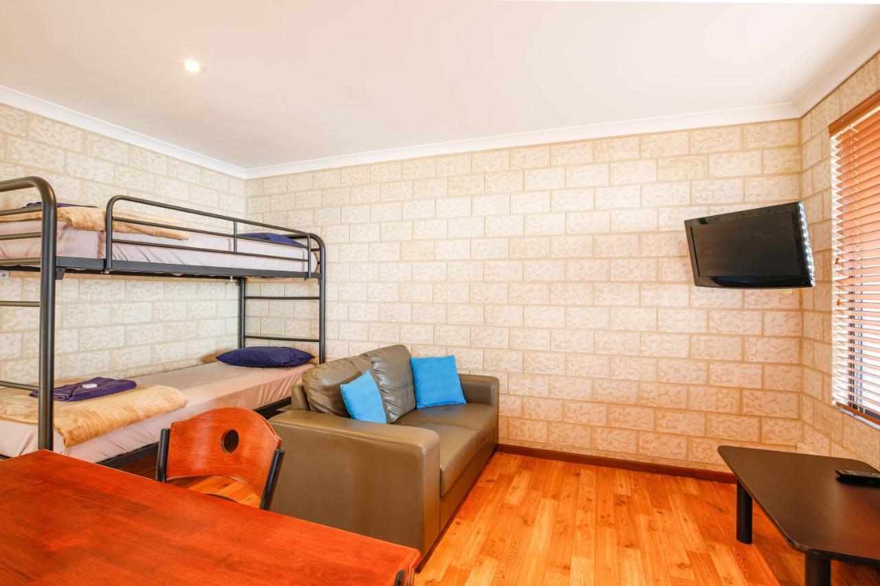 Tudor Holiday park 3*
