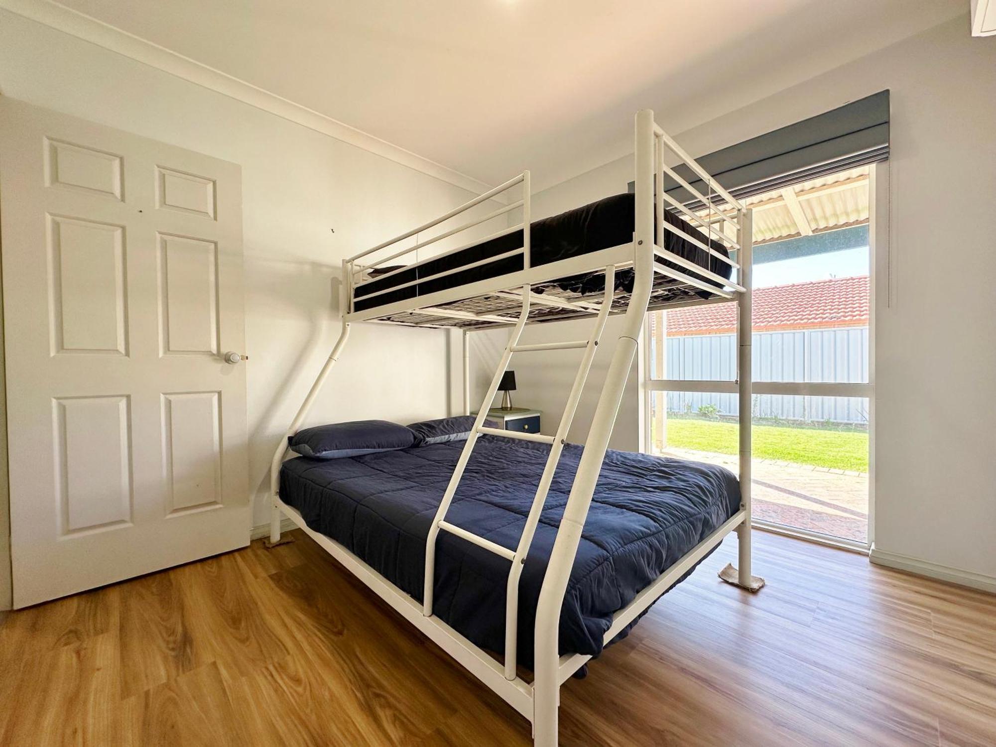 Cygnet Court 2 - Wa Holiday home *