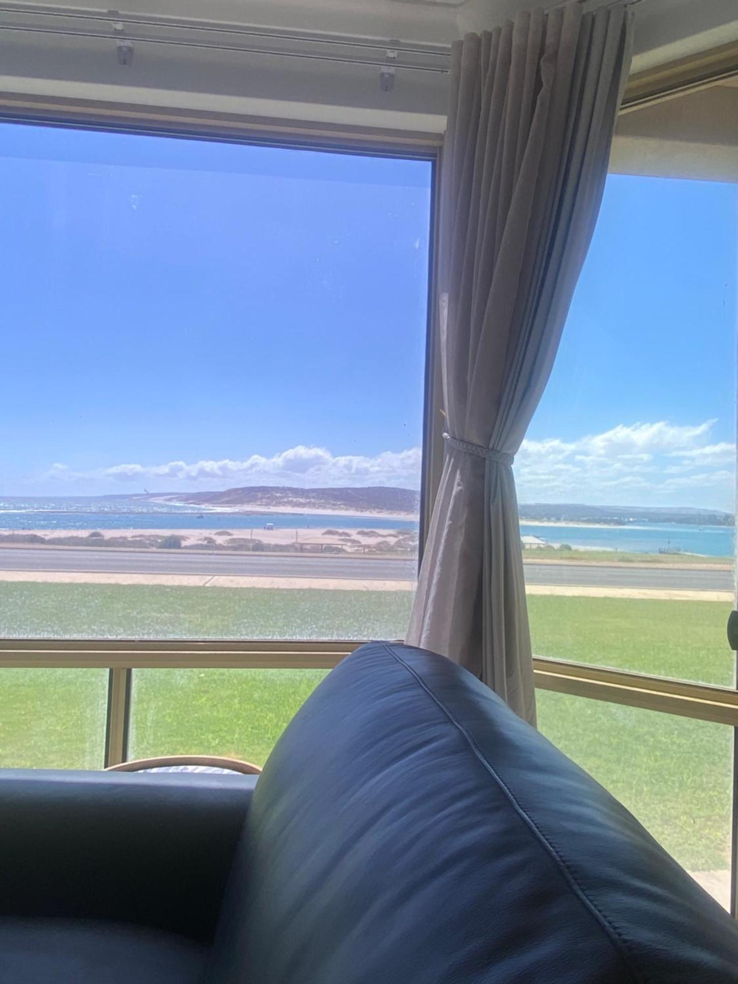 Villa Pelican Shore Oceanfront 6 *